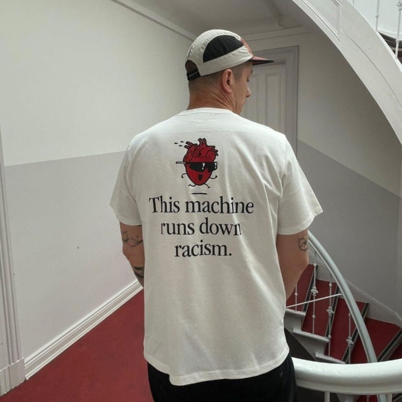 This Machine Runs Down Racism T-Shirt, Biobaumwolle, unisex